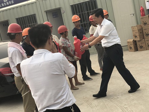 泰興市總工會及泰興市水務(wù)局領(lǐng)導(dǎo)慰問兩泰官河備用水源地達(dá)標(biāo)建設(shè)項目員工